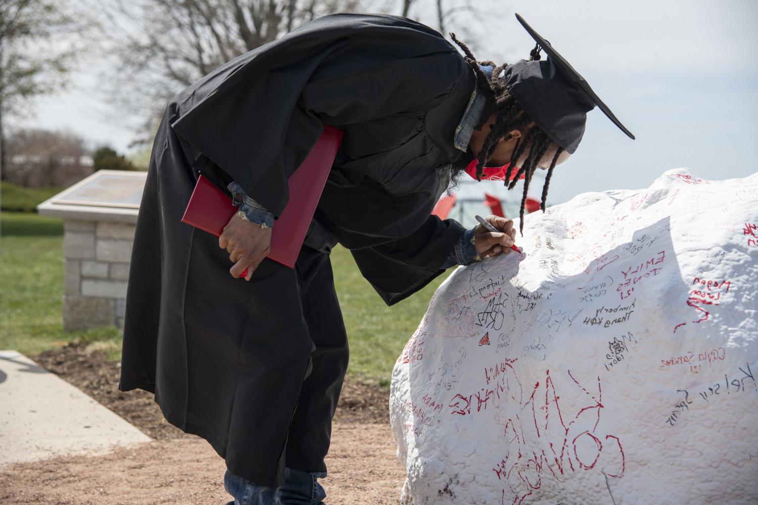 今天, students sign their names on Kissing Rock when they first arrive on campus, and four years later when they graduate.