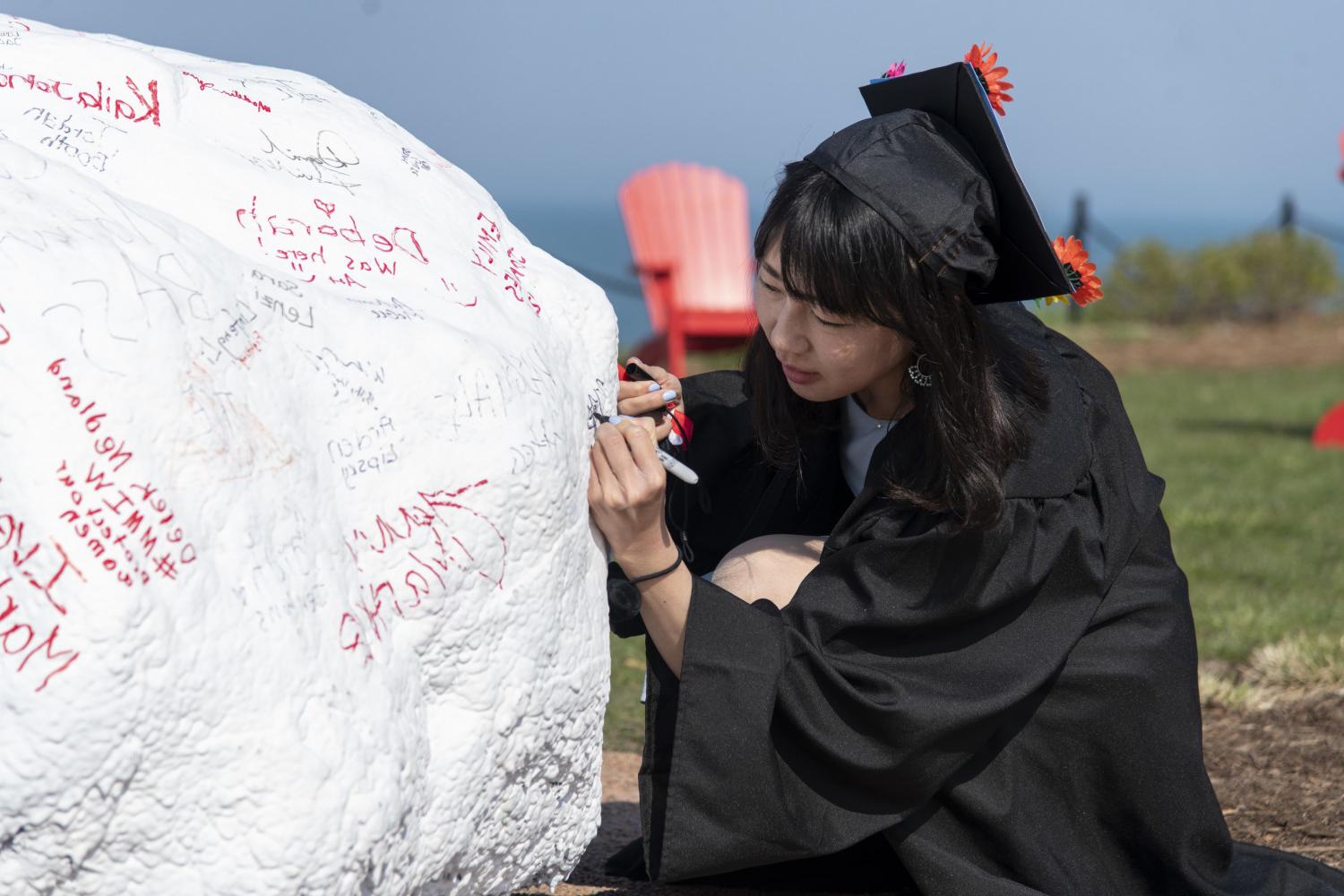 今天, students sign their names on Kissing Rock when they first arrive on campus, and four years later when they graduate.