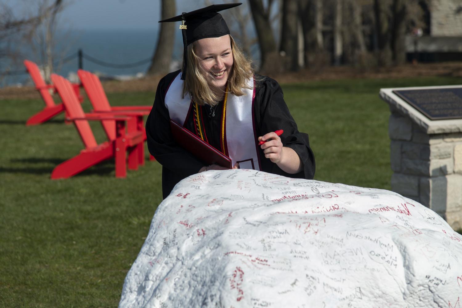 今天, students sign their names on Kissing Rock when they first arrive on campus, and four years later when they graduate.