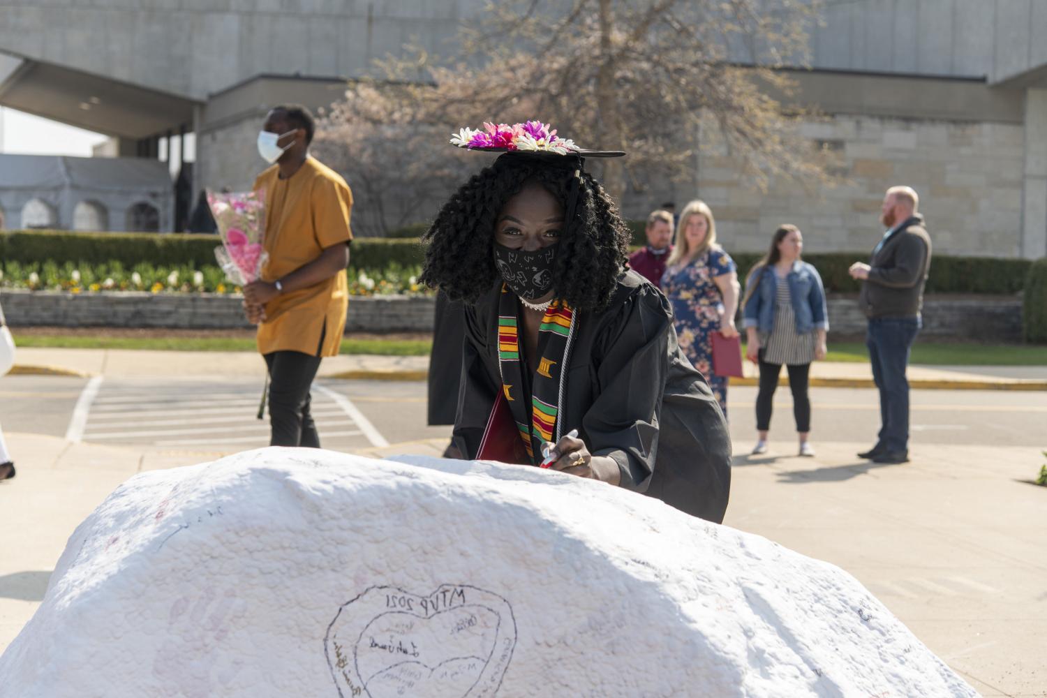 今天, students sign their names on Kissing Rock when they first arrive on campus, and four years later when they graduate.