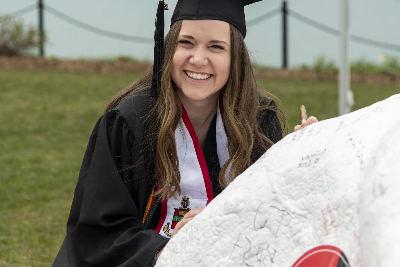 今天, students sign their names on Kissing Rock when they first arrive on campus, and four years later when they graduate.