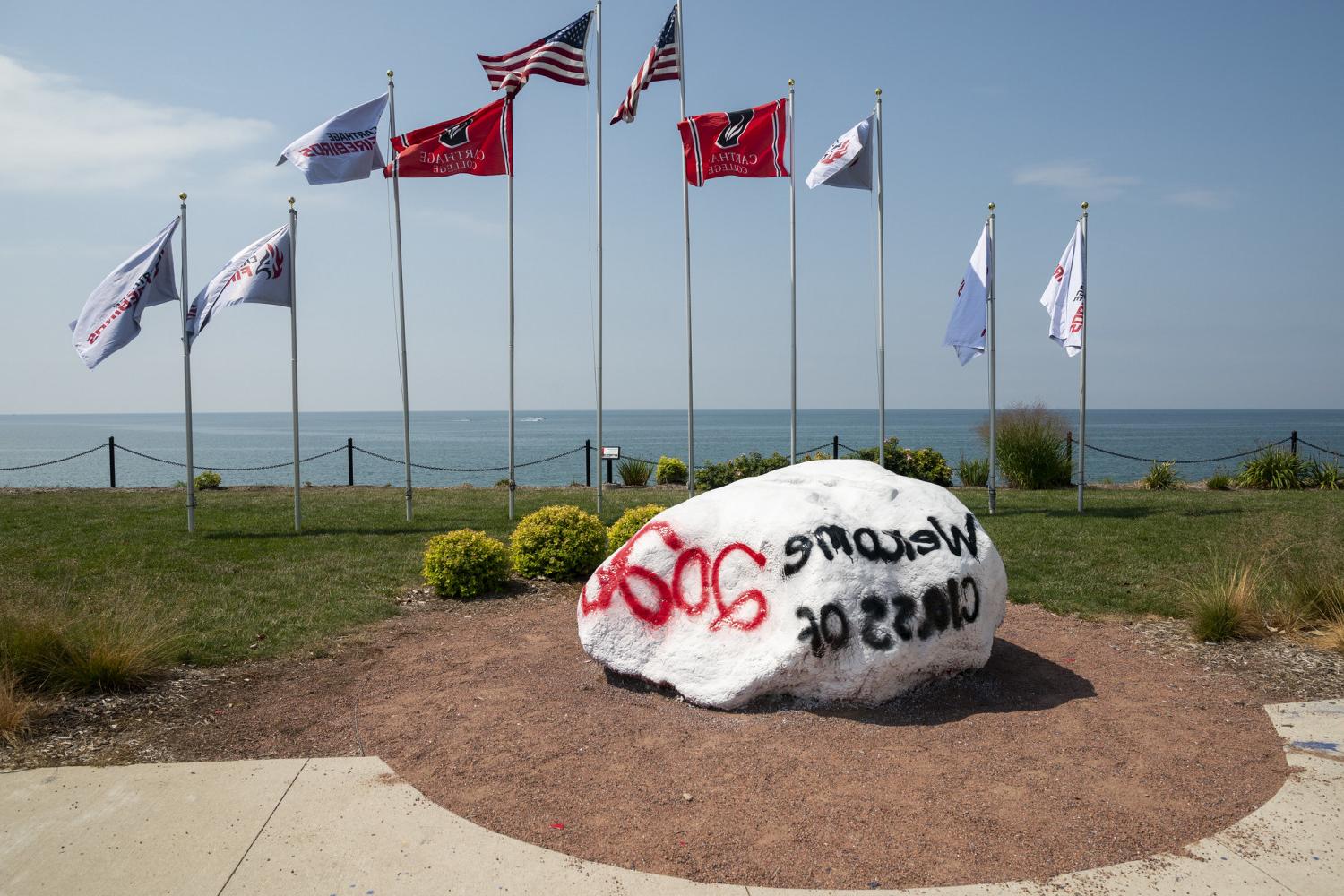 今天, students sign their names on Kissing Rock when they first arrive on campus, and four years later when they graduate.