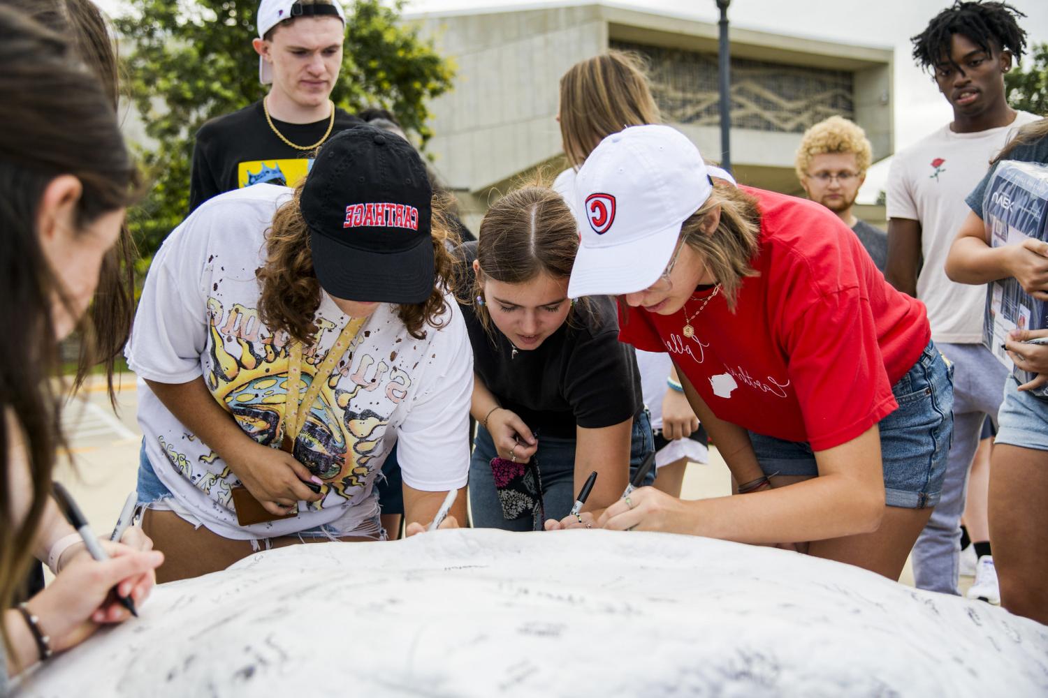 今天, students sign their names on Kissing Rock when they first arrive on campus, and four years later when they graduate.