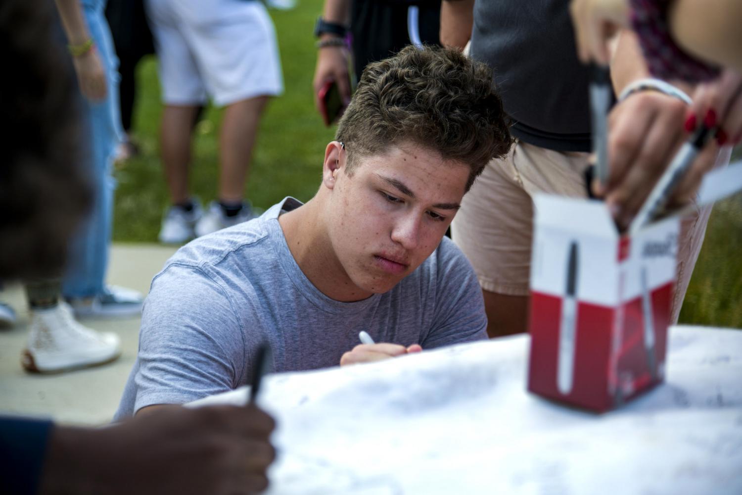 今天, students sign their names on Kissing Rock when they first arrive on campus, and four years later when they graduate.